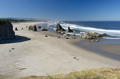 OR: South Coast Region, Coos County, Bandon Area, South Beaches, Face Rock State Wayside, Sheer rock cliffs with a wide sandy beach below, spotted with large hoodoos [Ask for #274.355.]