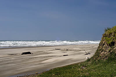 OR: South Coast Region, Coos County, Bandon Area, North Beaches, Seven Devils State Wayside, Strong winds whip the sand along the beach [Ask for #274.077.]