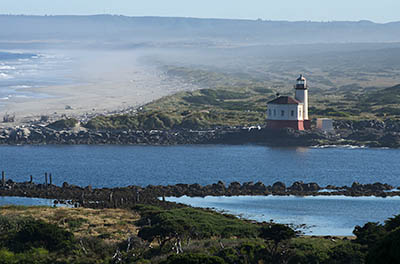 OR: Coos County, Bandon Area, South Beaches, Coquille River Mouth, View over the town from the cliffs to the south, towards the river mouth and the Cocquille River Lighthouse [Ask for #274.314.]