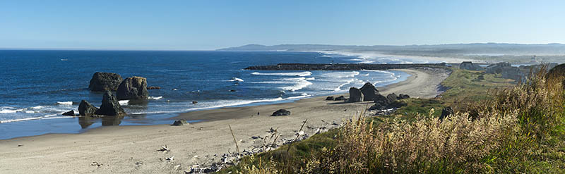 OR: South Coast Region, Coos County, Bandon Area, South Beaches, Coquille Point, Panoramic view over golden sand beach with hoodoos, from the grassy cliff top [Ask for #274.318.]