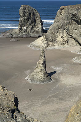 OR: South Coast Region, Coos County, Bandon Area, South Beaches, Face Rock State Wayside, Sheer rock cliffs with a wide sandy beach below, spotted with large hoodoos [Ask for #274.357.]