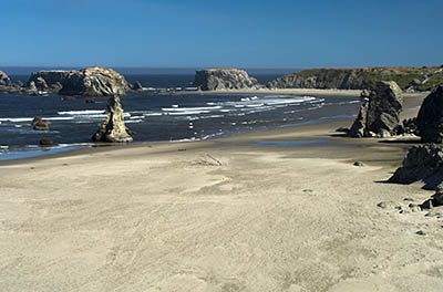 OR: South Coast Region, Coos County, Bandon Area, South Beaches, Face Rock State Wayside, Sheer rock cliffs with a wide sandy beach below, spotted with large hoodoos [Ask for #274.363.]