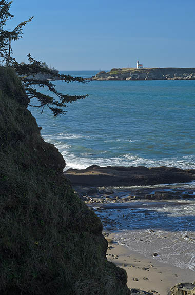 OR: South Coast Region, Coos County, Coos Bay Area, Cape Arago Parks, Sunset Bay State Park, Yoakam Point, View from the sea cliffs, over the beach below, towards Cape Arago Lighthouse. [Ask for #276.165.]