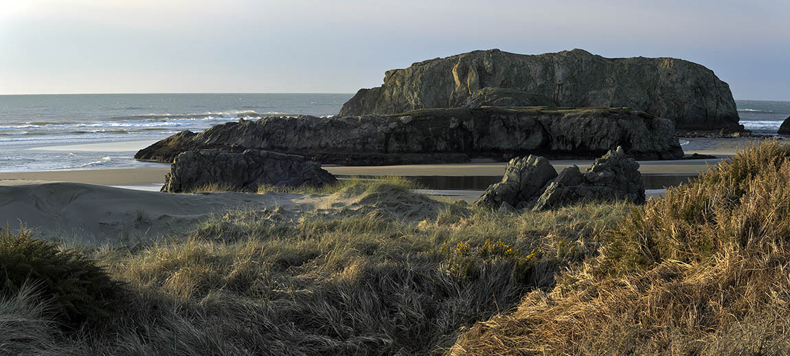 OR: South Coast Region, Coos County, Bandon Area, Town of Bandon, Devils Kitchen State Wayside, Panoramic clifftop view over beach towards Haystack Rock. [Ask for #278.025.]